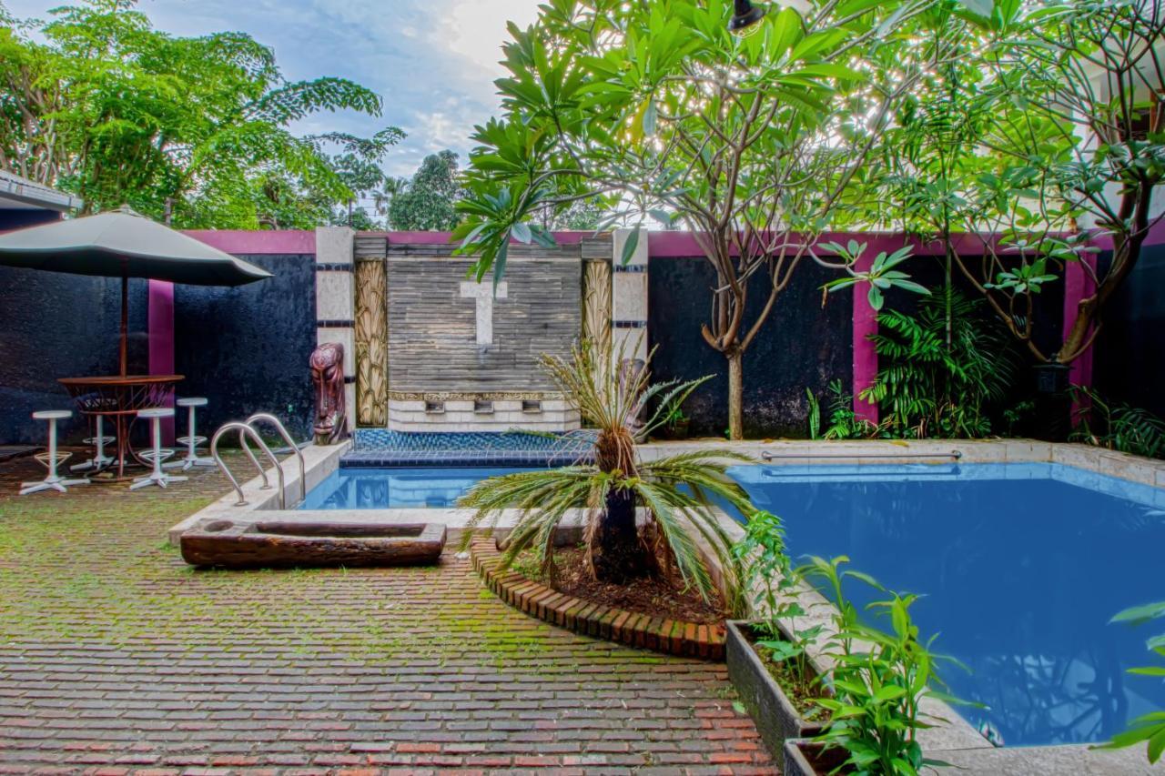 Tobana House Bintaro Hotel Jakarta Exterior photo
